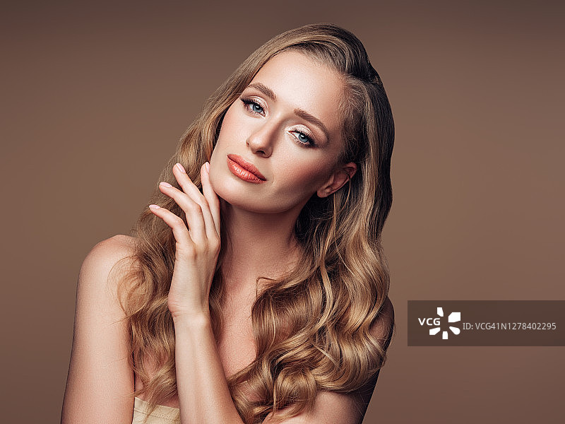 长发飘飘的年轻漂亮女孩图片素材