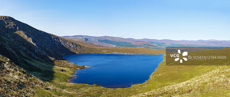 心形山地湖泊（奥勒湖）全景，威克洛山脉背景图片素材