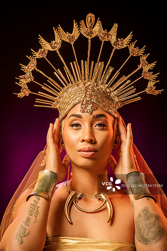 佩戴头饰的美丽非洲女王图片素材