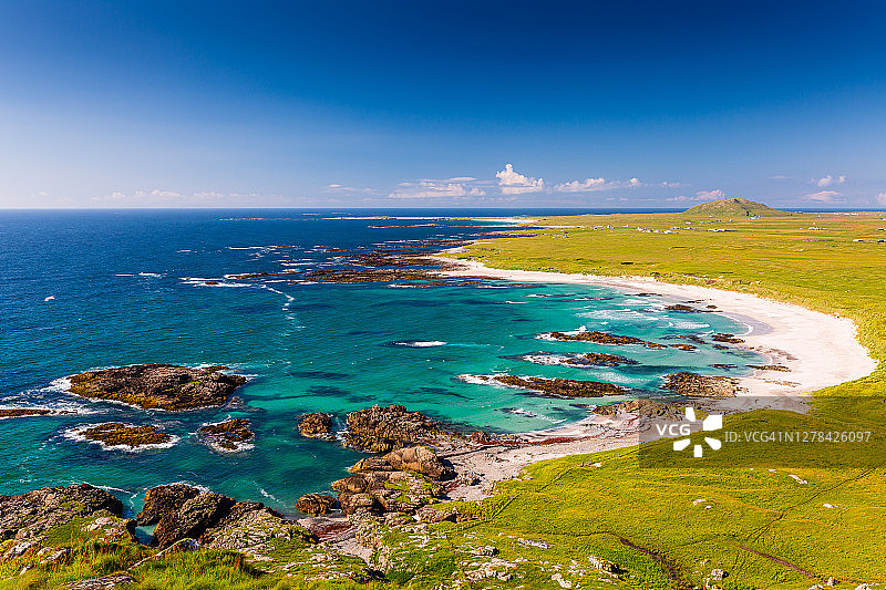 蒂里海滩：碧绿的海水与白色沙滩图片素材