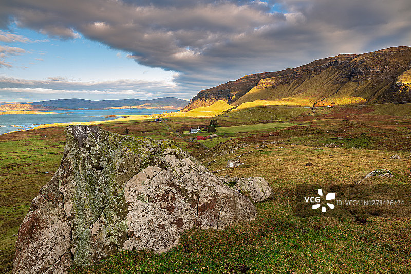 前景为岩石的岛屿海岸风光图片素材