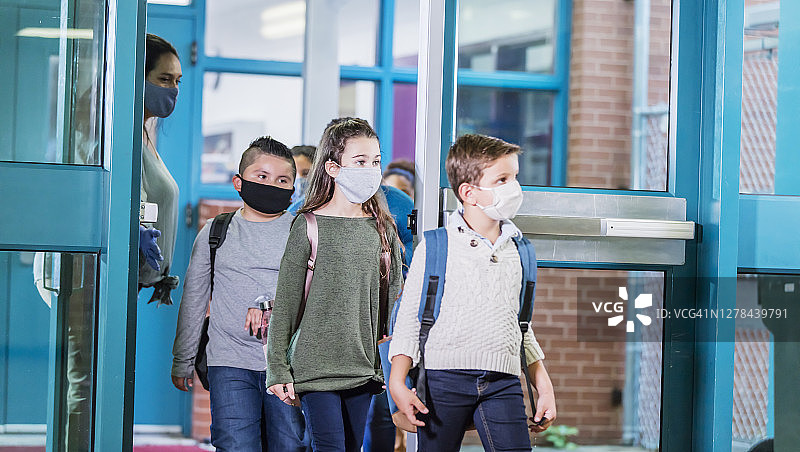 疫情期间戴口罩返校的学生图片素材