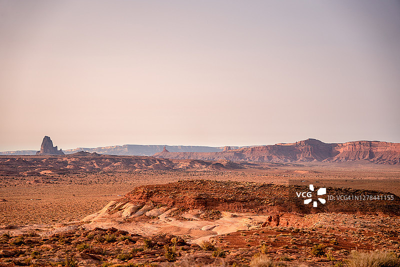 美国亚利桑那州北部纳瓦霍保留地纪念碑谷部落公园附近的广阔沙漠中的酋长岩孤山图片素材