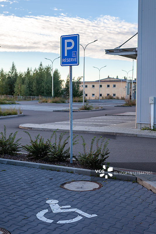 无障碍停车道路标志和停车场图片素材