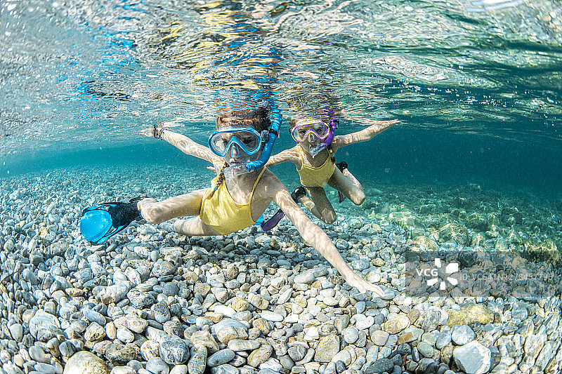 女孩们在水下浮潜玩耍图片素材