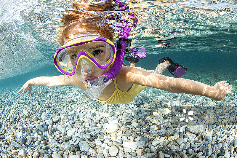 黄色泳衣和紫色潜水装备图片素材