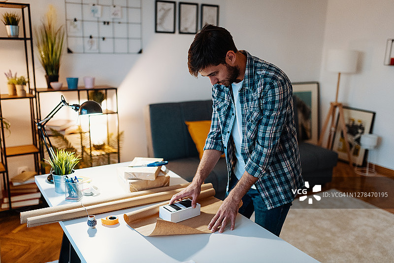 经济衰退期间，男子通过电子商务平台销售翻新的二手电器图片素材