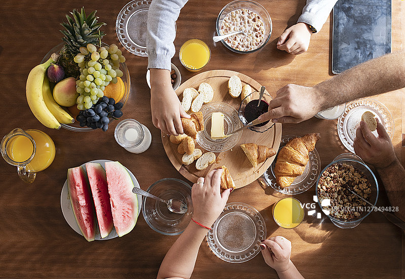 早餐桌，家人在家享用健康早餐，俯视角度图片素材
