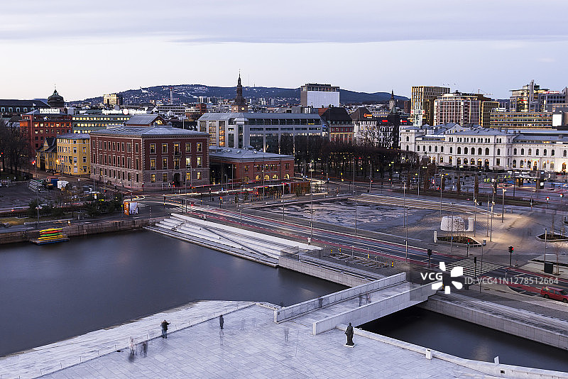 奥斯陆天际线与海港的黄昏景色（挪威）图片素材