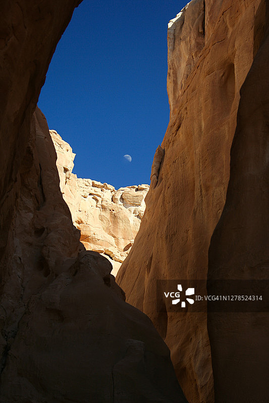 峡谷上空的月亮图片素材
