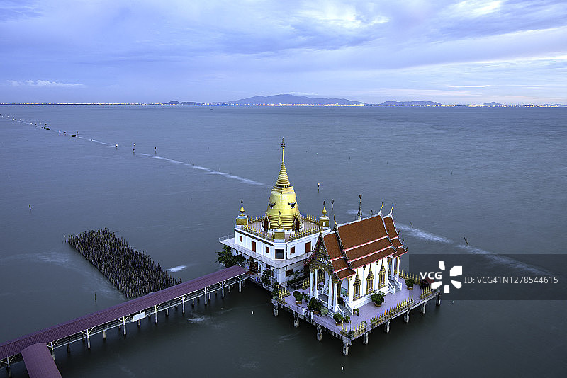 红统寺或 Wat Klang Nam 寺位于 Bang Pakong 区的红树林沿海地区图片素材