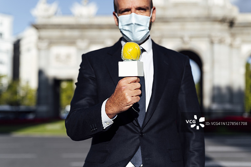 直播中的男记者图片素材