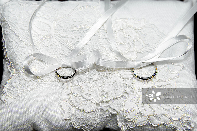 装饰枕头上的结婚戒指图片素材