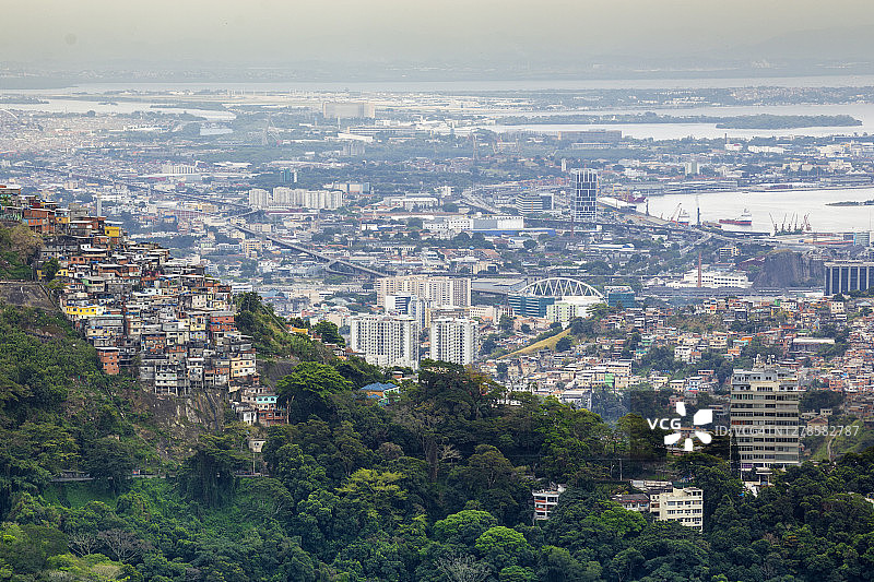 里约热内卢市中心与圣特雷 Teresa 区的贫民窟图片素材