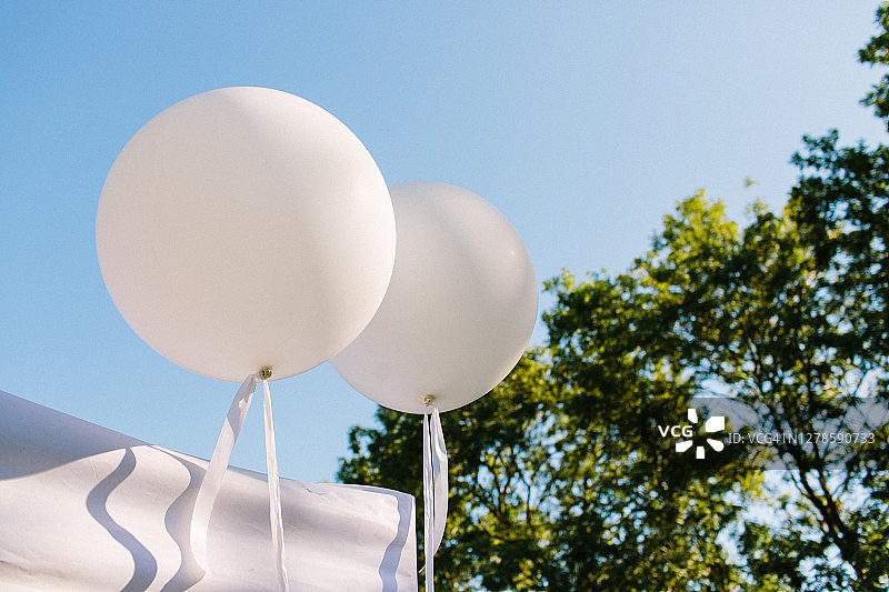 白色节日大气球与蓝天背景图片素材