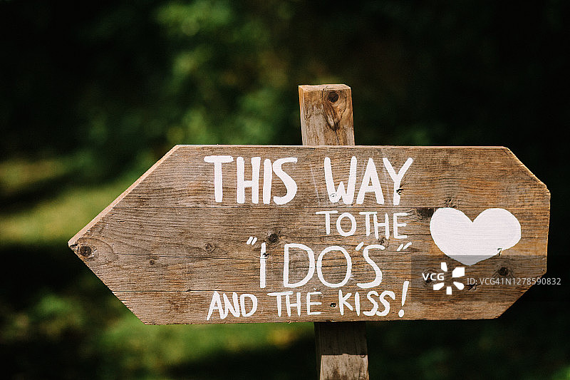手工木制婚礼指示牌图片素材