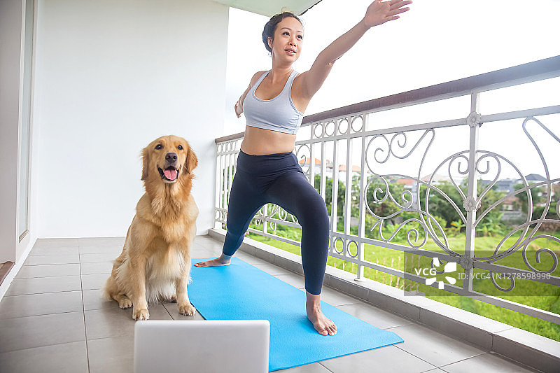 中国女子和宠物一起练习战士姿势图片素材