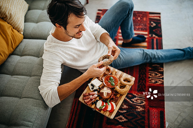 男子享受美食图片素材