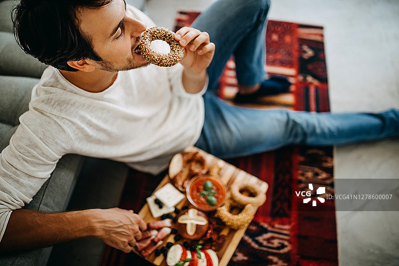 男子享受美食图片素材