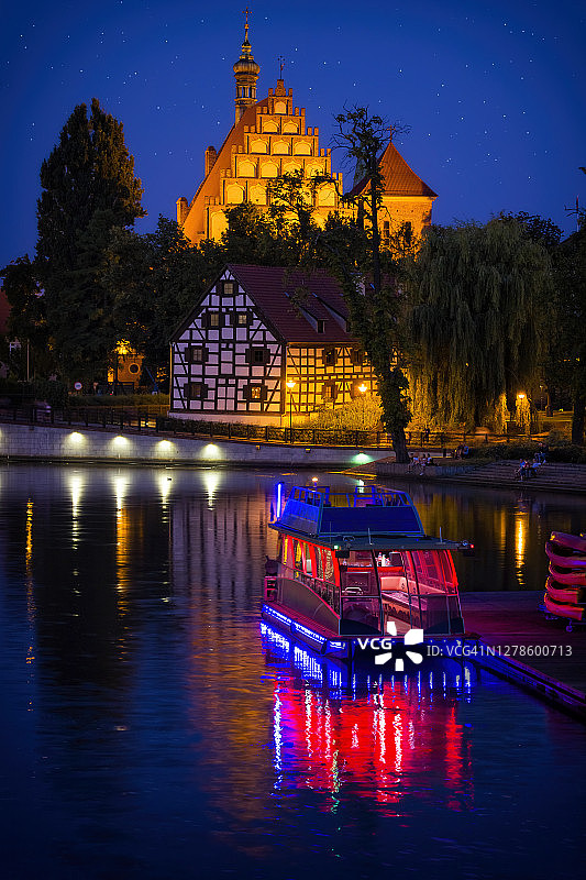 波兰假期：夜幕下的布达河和比得哥什的磨坊岛图片素材