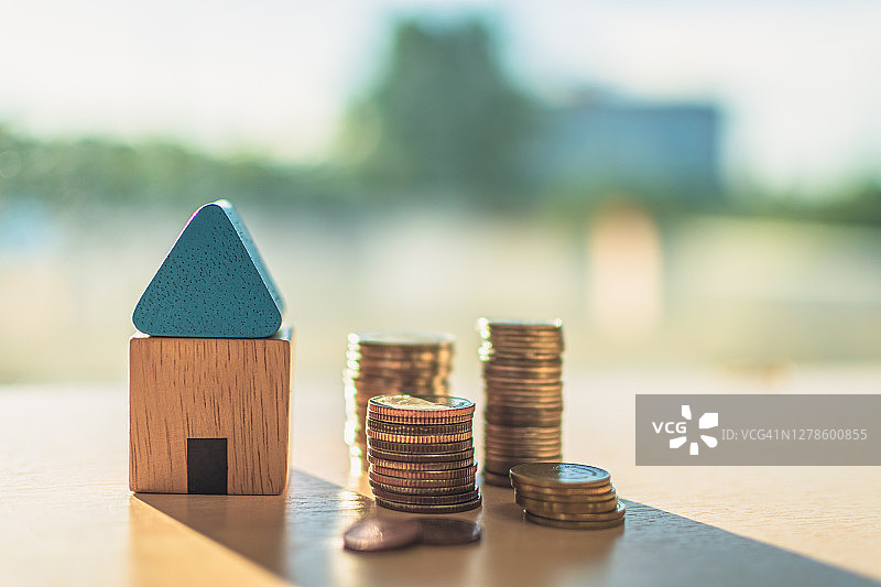 家庭概念：居家储蓄、房屋出售、金钱与房屋图片素材