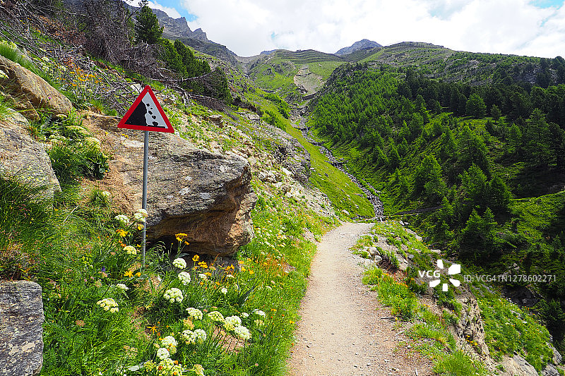 带有警告标志的 Muottas Muragl 全景小径图片素材