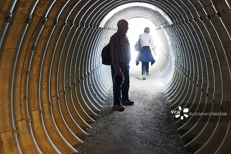 隧道中老年夫妇的剪影图片素材