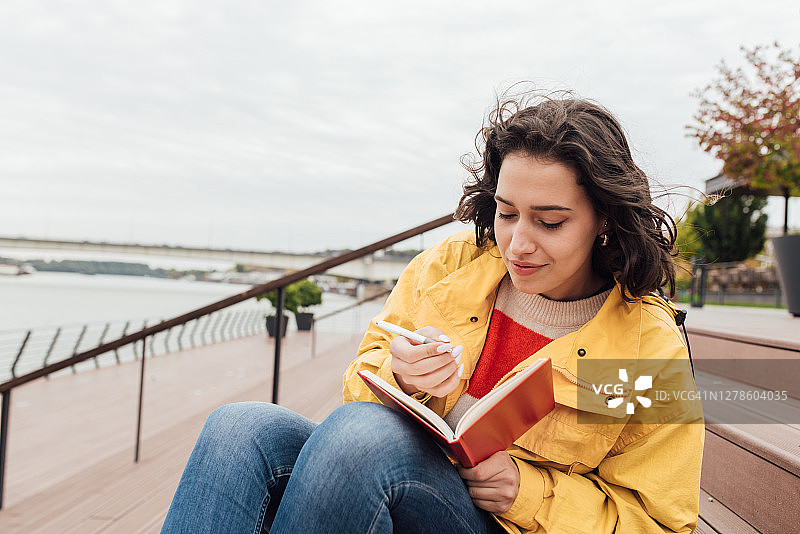 在河边复习备考的女孩图片素材