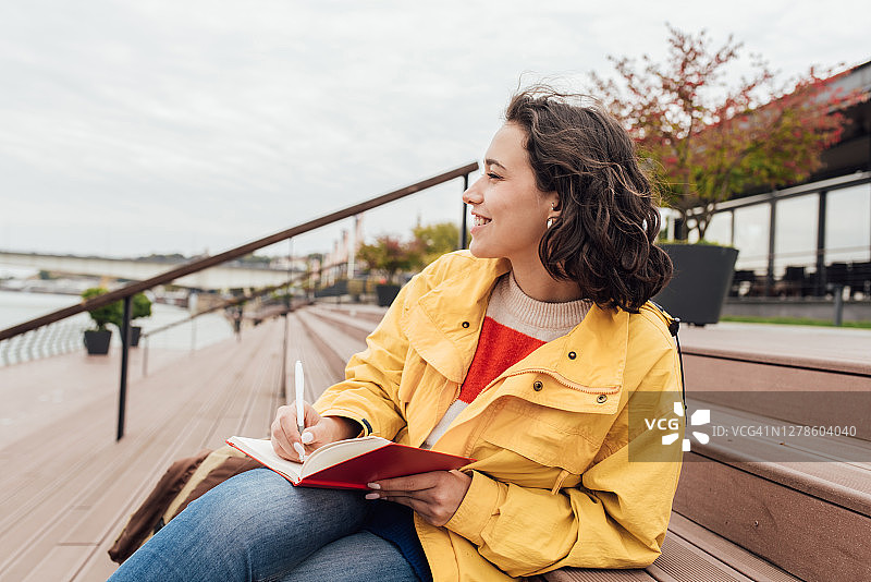 坐在河边学习的女孩图片素材