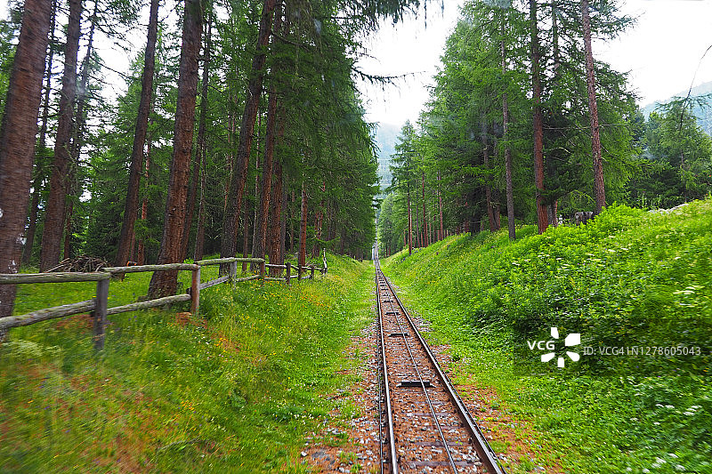 穆奥塔斯穆拉佑高山缆车的索道轨道图片素材