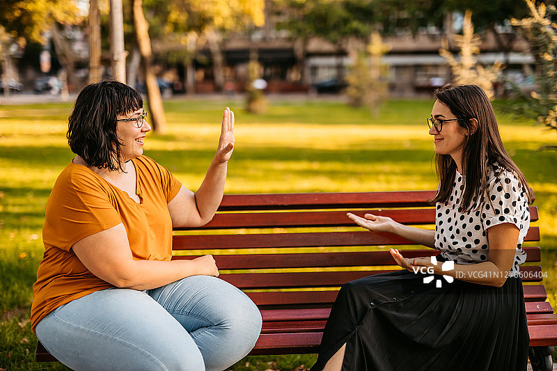 朋友们用手语交流图片素材