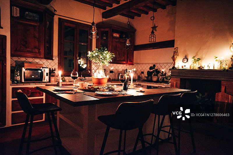 晚餐餐桌布置图片素材