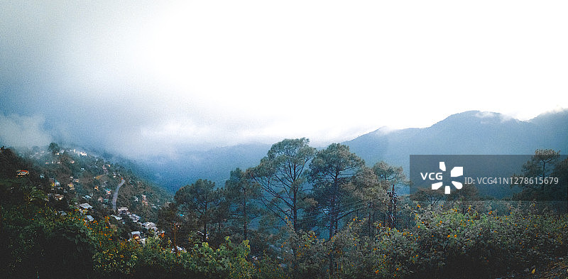 印度北阿坎德邦奈尼塔尔山谷房屋的航拍图片素材