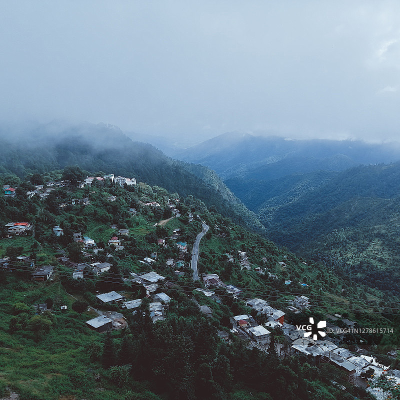 印度北阿坎德邦奈尼塔尔山谷房屋的航拍图片素材
