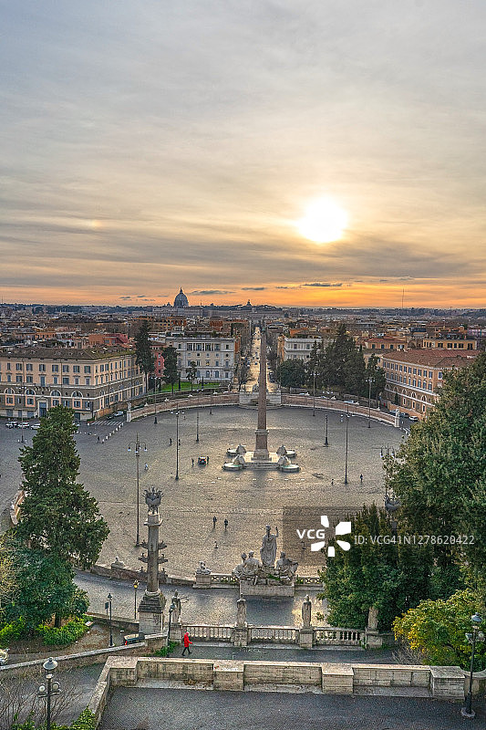 意大利罗马人民广场的黄昏鸟瞰图图片素材