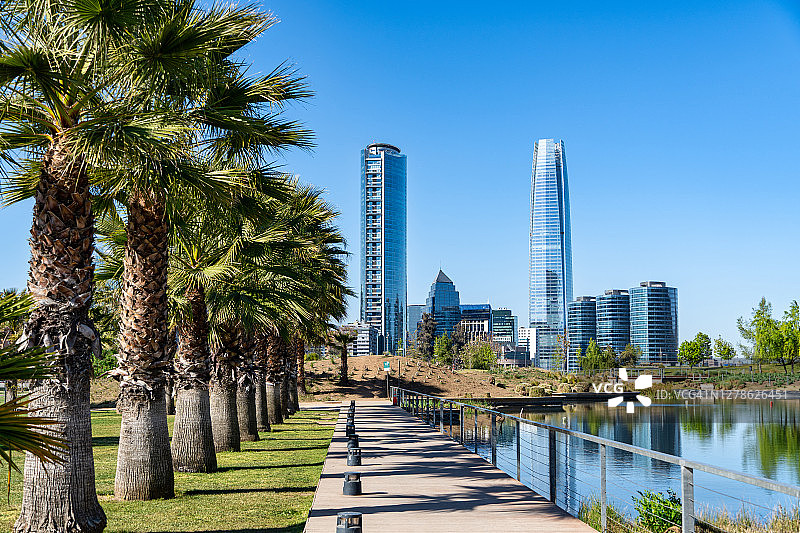 从比森特纳里奥公园看到的圣地亚哥金融区图片素材