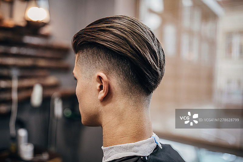 留着现代发型的英俊男人图片素材