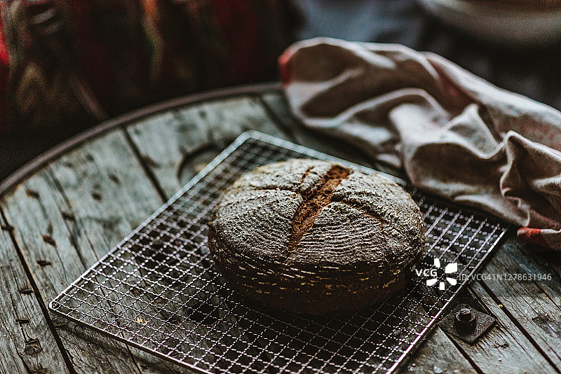 传统德国酸面包，新鲜出炉图片素材