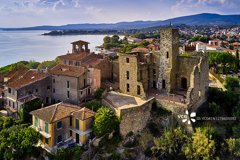 意大利翁布里亚特拉西梅诺湖畔的帕西尼亚诺村图片素材