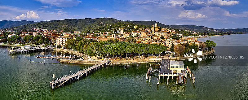 意大利翁布里亚特拉西梅诺湖畔的帕西尼亚诺村图片素材