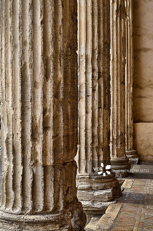 意大利翁布里亚阿西西圣玛丽亚索普拉米内瓦教堂图片素材