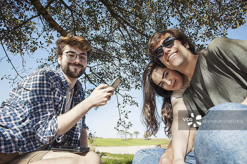 朋友们在户外相聚图片素材