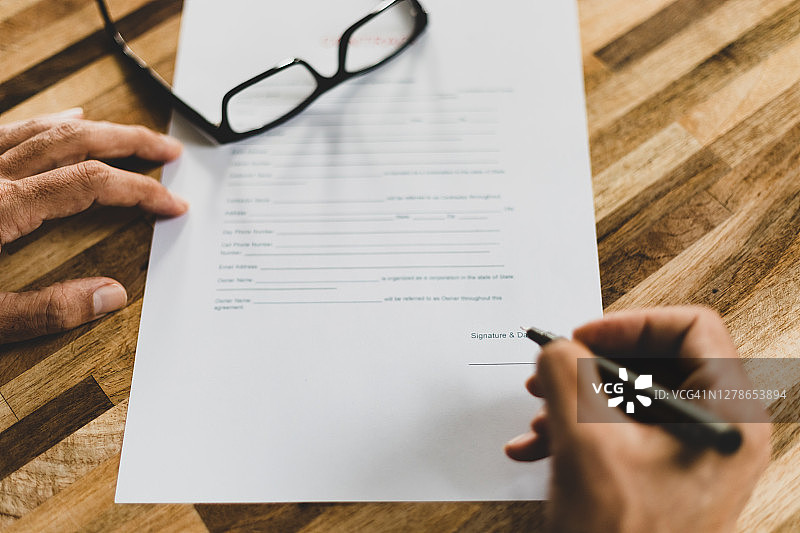 在桌子上签署合同的裁切图图片素材