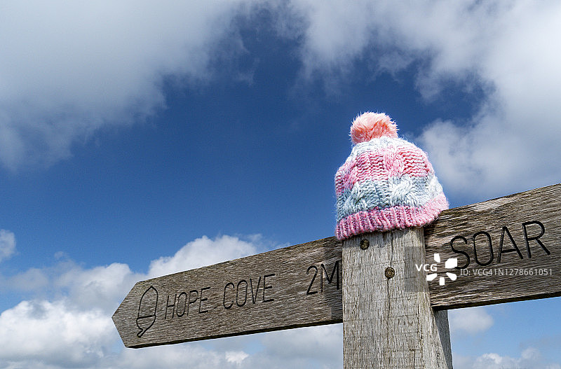 霍普湾和索尔米尔湾附近带有遗失绒球帽的小路标志图片素材