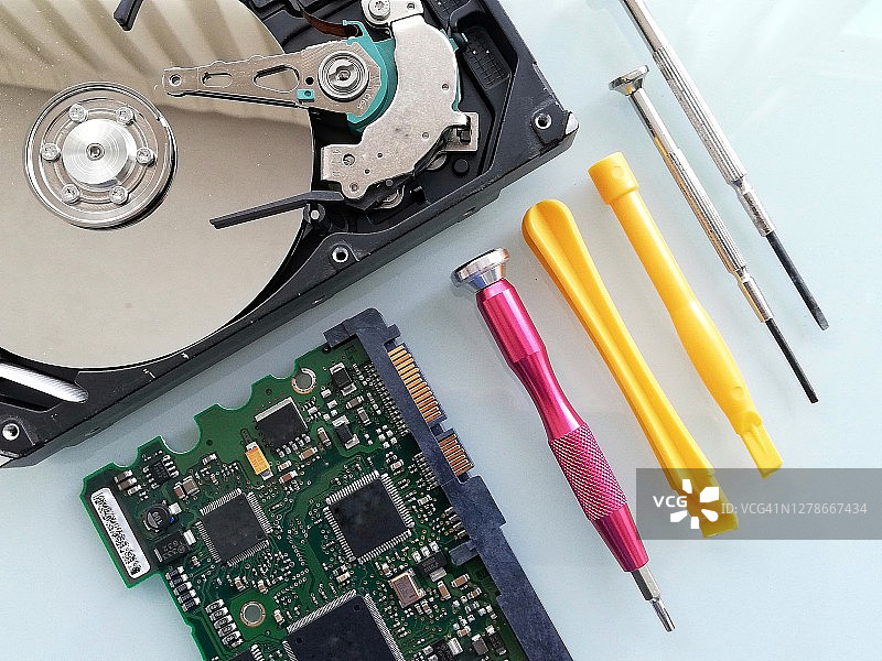 打开的硬盘维修细节图片素材