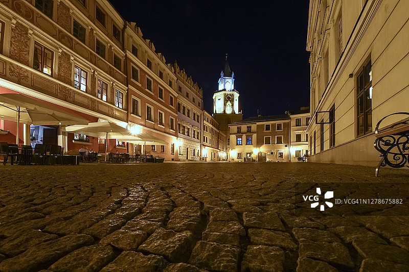 波兰卢布林夜间灯火通明的集市广场图片素材