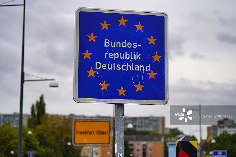 在德国-波兰边境的法兰克福（奥德）上的“德意志联邦共和国”标志图片素材