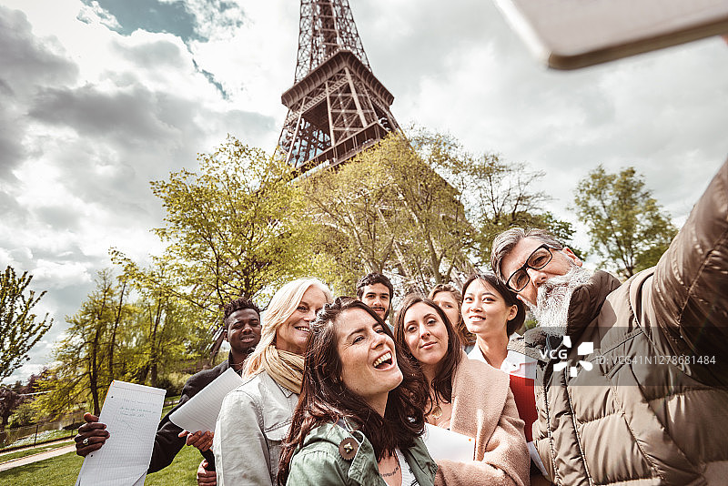 在巴黎的大学教室里自拍图片素材