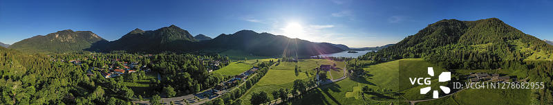 德国巴伐利亚州施利尔湖鸟瞰全景，含布雷歇斯皮策峰和罗特万德峰图片素材