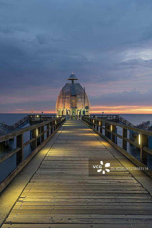 潜水缆车、潜水钟、码头：德国梅克伦堡-前波莫瑞州吕根岛图片素材